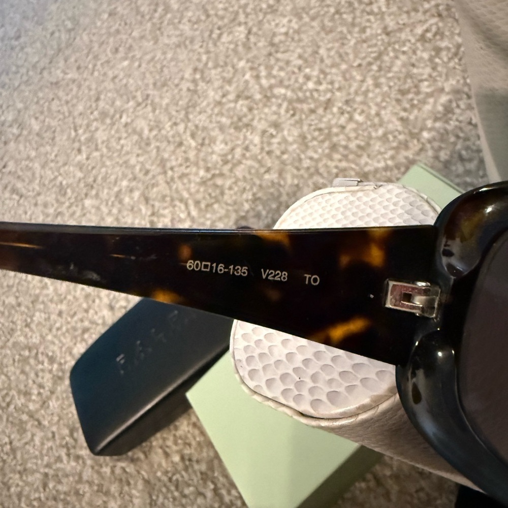 Vera Wang Sunglasses ๐ - Picture 5 of 5